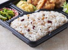 お弁当のごはんをヘルシーな雑穀米に変更できます。