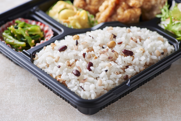お弁当のごはんをヘルシーな雑穀米に変更できます。